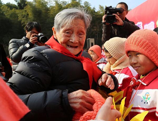 99歲志愿者親手織的帽子