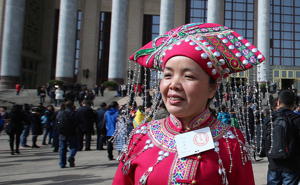 兩會上的少數(shù)民族頭飾帽子